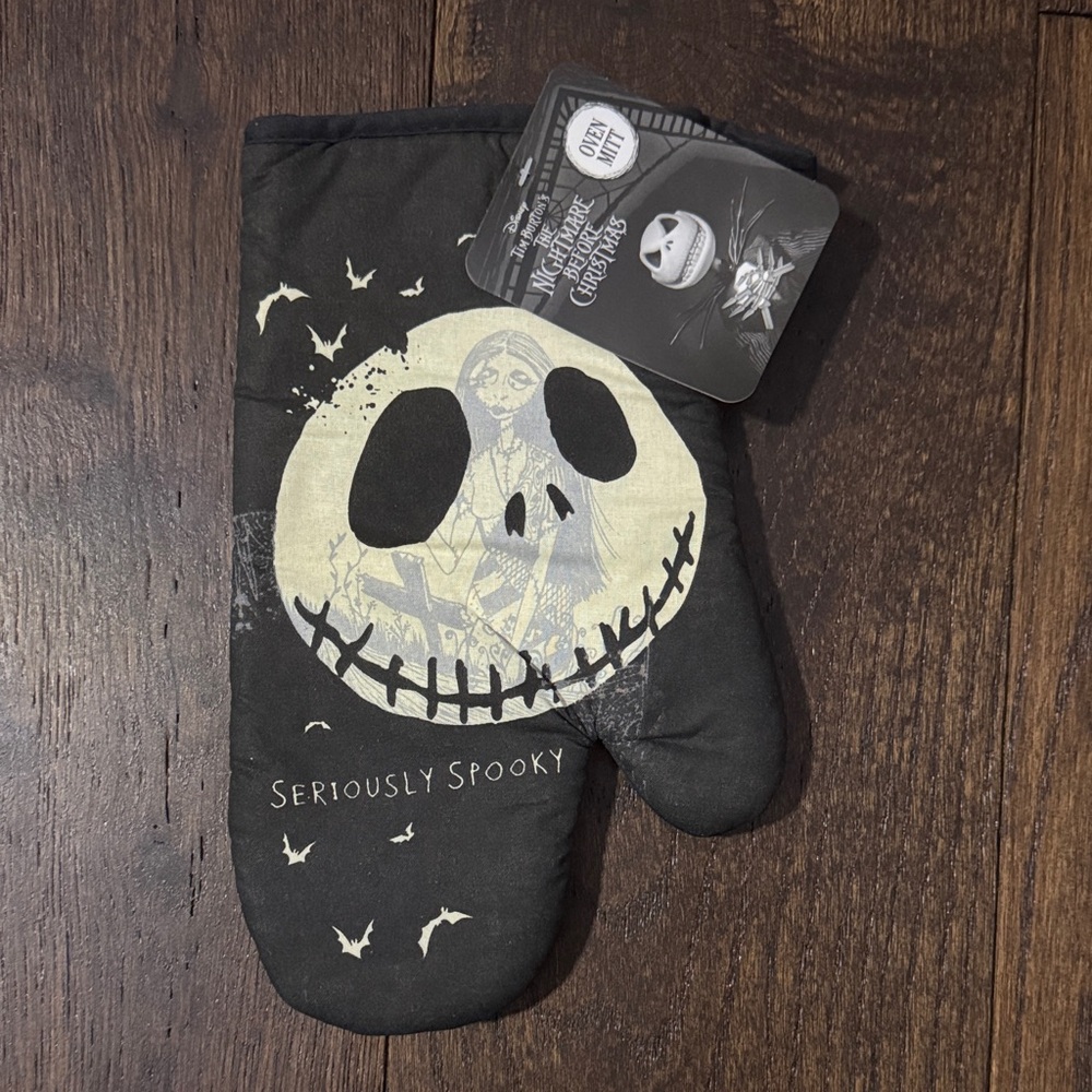Nightmare Before Halloween Oven Mitt and Towel Set - Picture 3 of 3